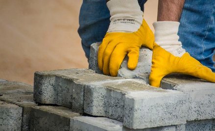 Prawo budowlane: pozwolenie na budowę a ochrona własności sąsiedniej działki