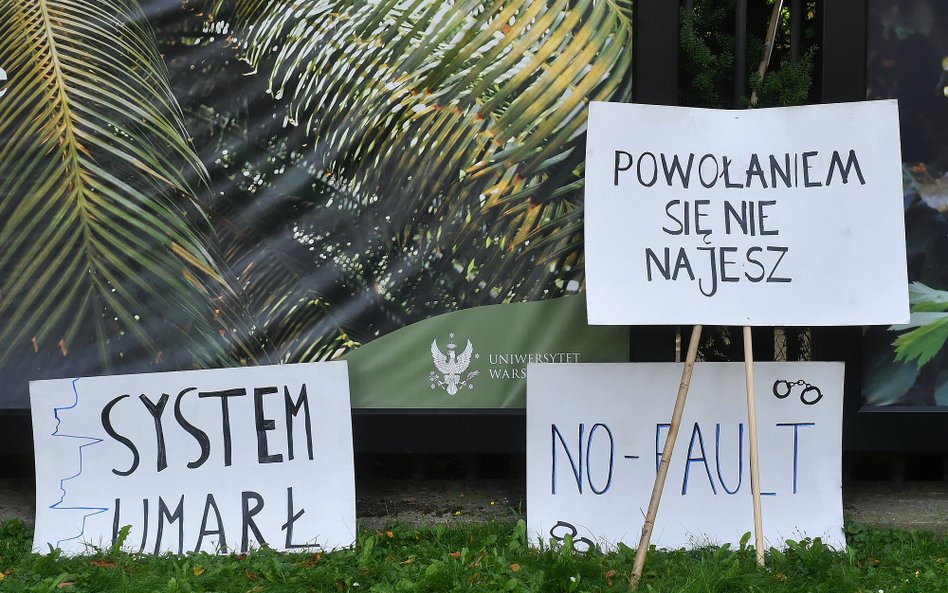 Protest pracowników ochrony zdrowia .Domagają się między innymi wyższych zarobków i lepszych warunkó