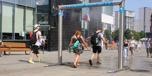 Tropikalne upały w Polsce. Samorządy stawiają kurtyny wodne i punkty ochłody