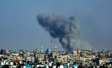 Kłęby dymu unoszące się nad Rafah w południowej części Strefy Gazy po izraelskim bombardowaniu