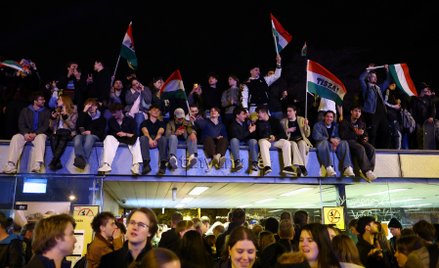 Węgrzy świętują w Budapeszcie po wygranych przez opozycję wyborach parlamentarnych.