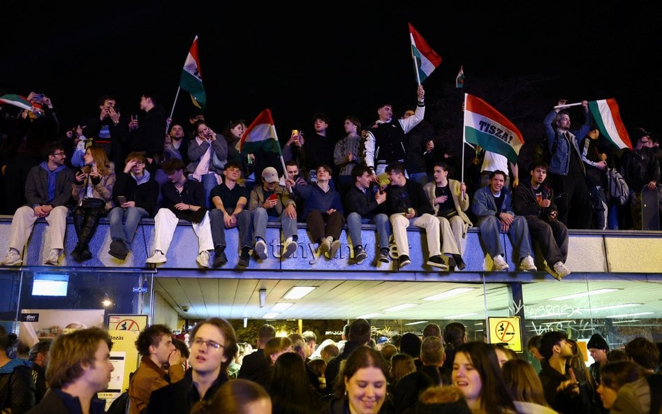Węgrzy świętują w Budapeszcie po wygranych przez opozycję wyborach parlamentarnych.