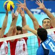 Mariusz Wlazły, Daniel Pliński i Sebastian Świderski blokują atak Alberto Cisolli