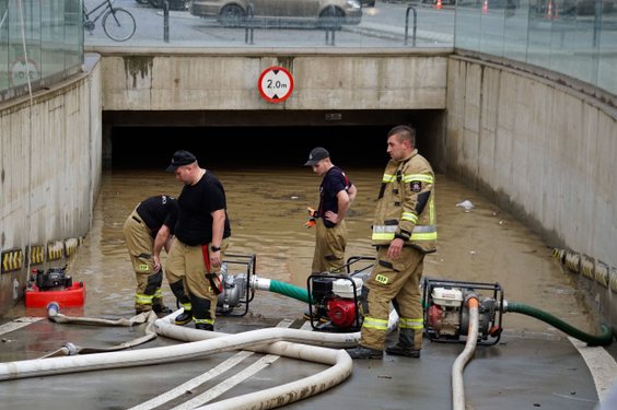 Strażacy z Prusinowic koło Nysy wypompowują wodę z zalanych podziemnych garaży w Nysie