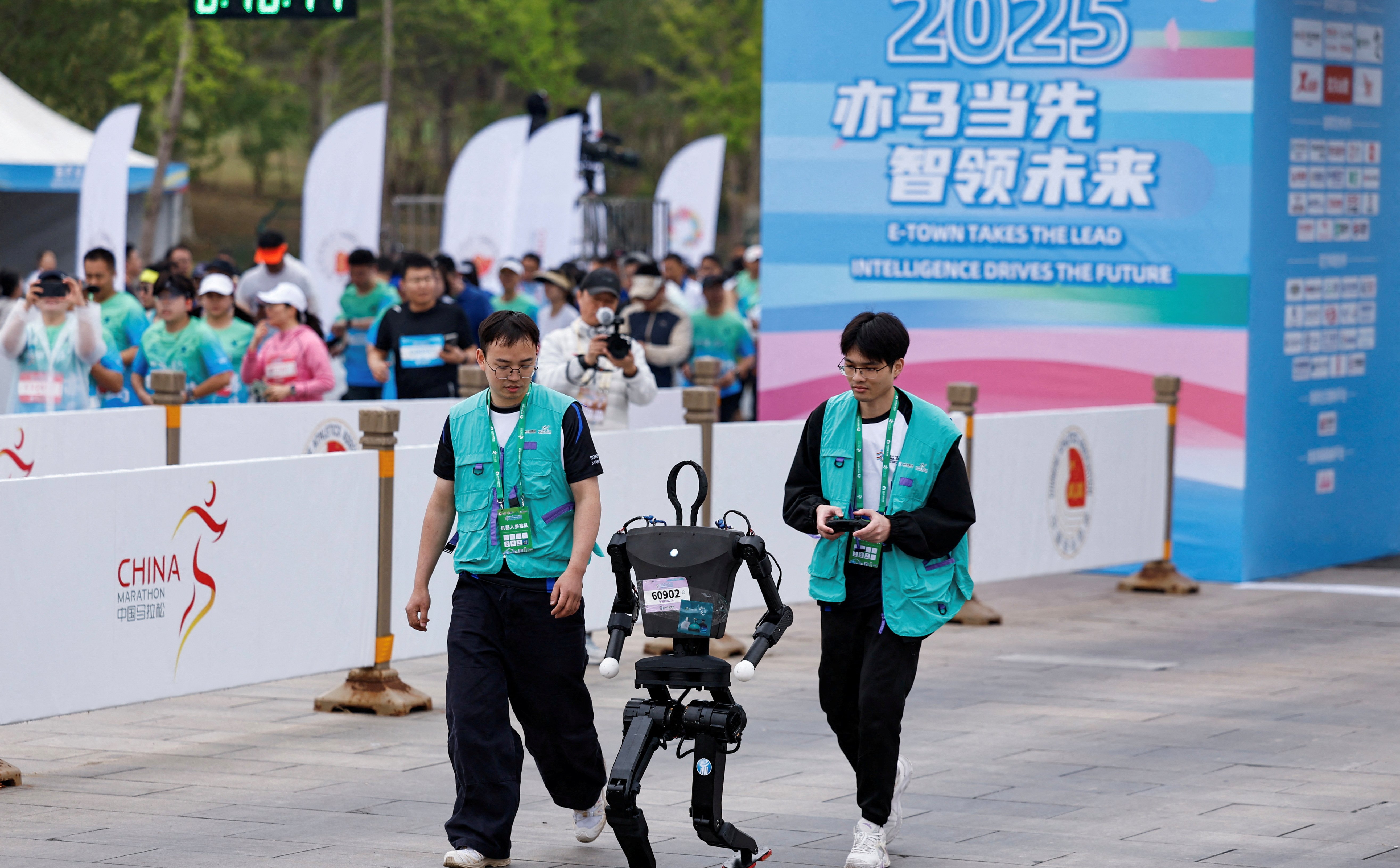 W pierwszym takim biegu humanoidy rywalizowały z ludźmi. Kto wygrał?