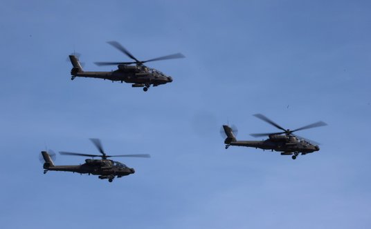 Śmigłowce AH-64 Apache podczas defilady wojskowej na warszawskiej Wisłostradzie.