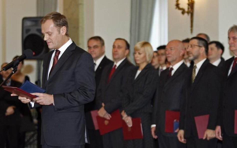 Premiera gabinetu Tuska i pierwsza ważna decyzja