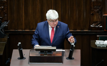 Pełnomocnik rządu ds. CPK poseł Maciej Lasek przemawia na sali obrad Sejmu w Warszawie