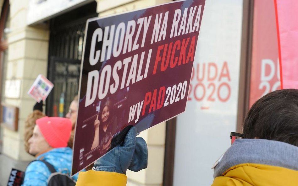 W ostatnim czasie na wydarzenia związane z prezydentem przychodzą demonstranci. Na zdjęciu: kilkuoso