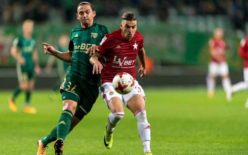 Hiszpan Carlitos (z prawej) bardzo uzależnił od siebie Wisłę Kraków.