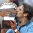Roger Federer z upragnionym pucharem