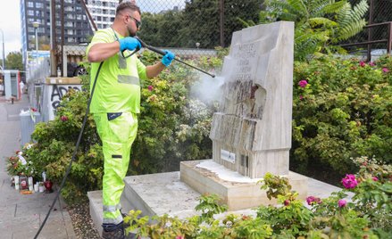 Czyszczenie zdewastowanej tablicy Tchorka poświęconej ofiarom rzezi Woli przy stacji metra Płocka w 