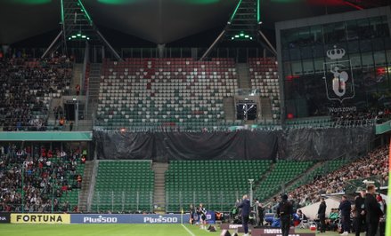 Pusta trybuna na stadionie Legii podczas meczu z Wisłą