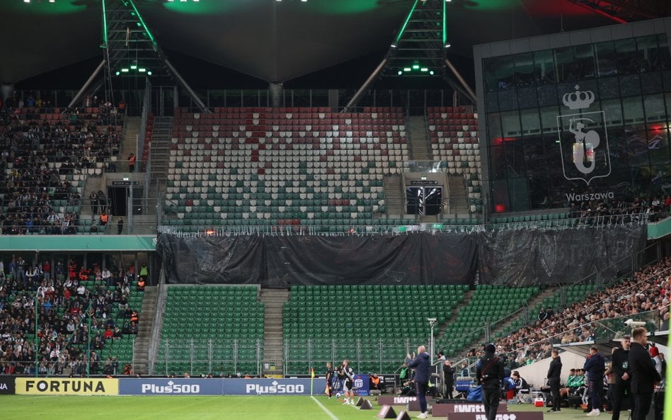 Pusta trybuna na stadionie Legii podczas meczu z Wisłą
