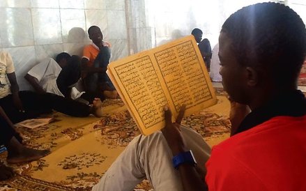 Lektura Koranu we wnętrzach Wielkiego Meczetu