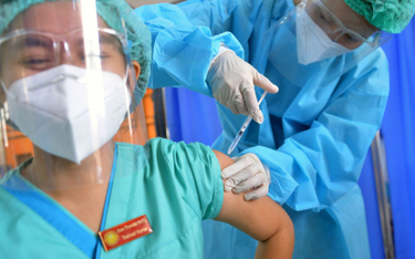 Analiza: Kiedy szczepionkę na COVID otrzymają najbiedniejsze państwa świata?