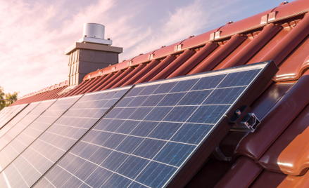 Fotowoltaika ofiarą sukcesu. Padł rekord produkcji energii, ale nadszedł impas