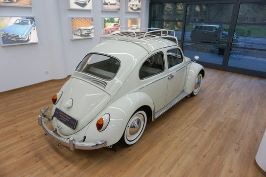 Wnętrze z czerwoną tapicerką wygląda jak nowe.