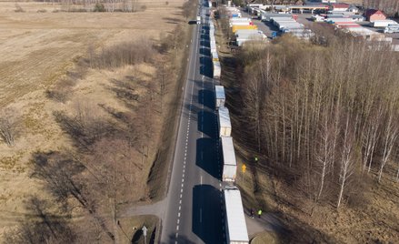 Aktywiści w marcu żądali zaostrzenia sankcji na Rosję i Białoruś. Na zdjęciu kolejka ciężarówek na p
