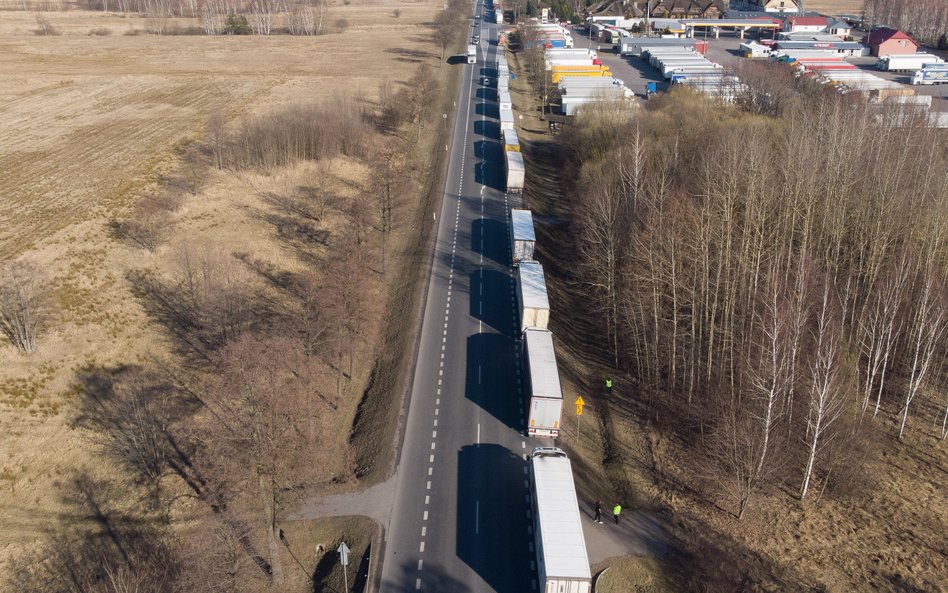 Aktywiści w marcu żądali zaostrzenia sankcji na Rosję i Białoruś. Na zdjęciu kolejka ciężarówek na p