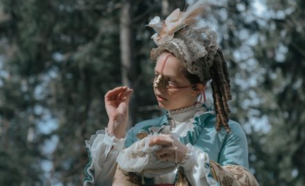 „Brzydka siostra” z perspektywy fanów kina grozy ma jedną, za to fundamentalną wadę: chociaż epatuje