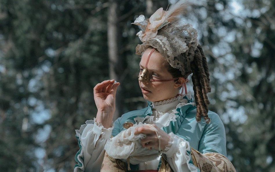 „Brzydka siostra” z perspektywy fanów kina grozy ma jedną, za to fundamentalną wadę: chociaż epatuje