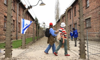 Uczestnicy wtorkowego Marszu Żywych na terenie byłego niemieckiego obozu Auschwitz w Oświęcimiu.