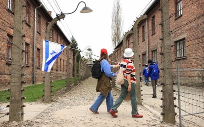 Uczestnicy wtorkowego Marszu Żywych na terenie byłego niemieckiego obozu Auschwitz w Oświęcimiu.
