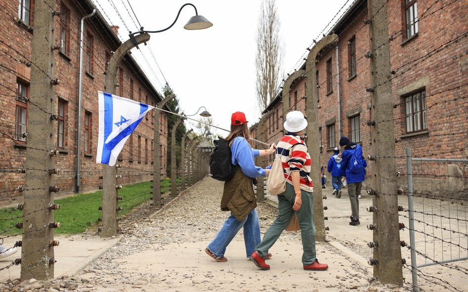 Uczestnicy wtorkowego Marszu Żywych na terenie byłego niemieckiego obozu Auschwitz w Oświęcimiu.