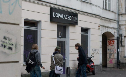 Młodzież przed sklepem dopalacze.com
