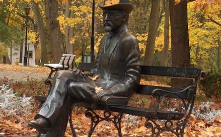 Bolesław Prus na ławeczce w Parku Zdrojowym.