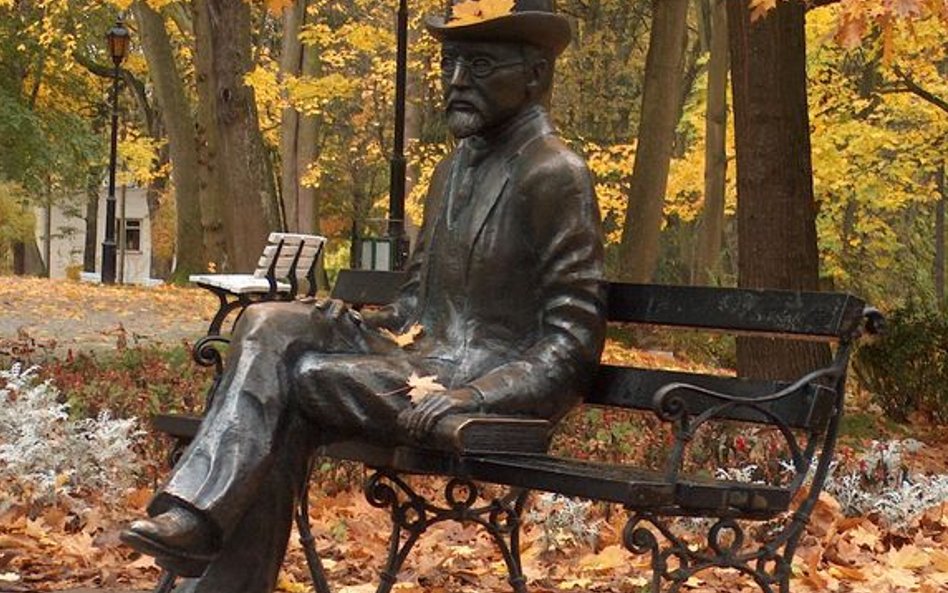 Bolesław Prus na ławeczce w Parku Zdrojowym.