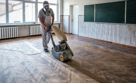 Uczniowie na wakacjach, budowlańcy w szkołach. Trwają remonty za setki milionów