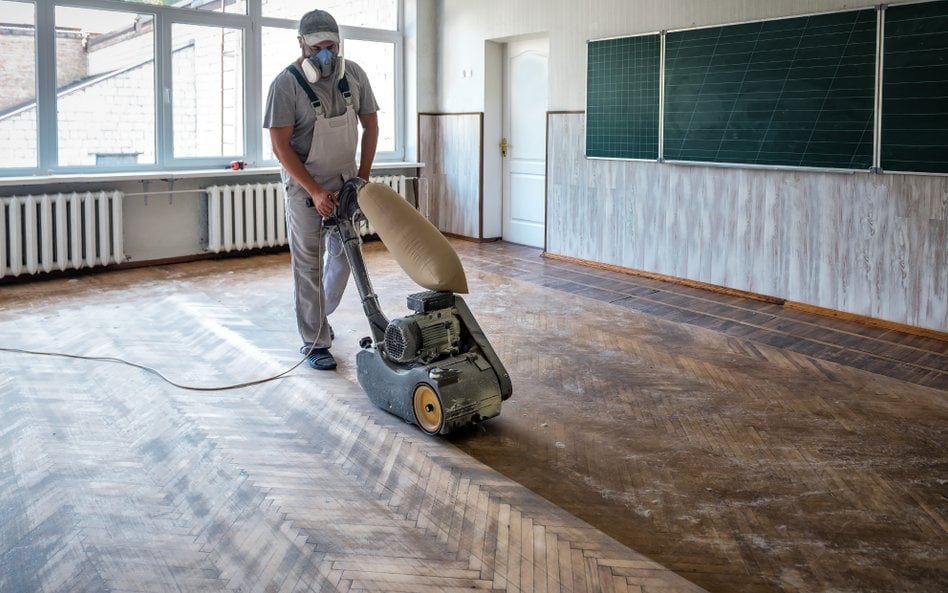 Uczniowie na wakacjach, budowlańcy w szkołach. Trwają remonty za setki milionów