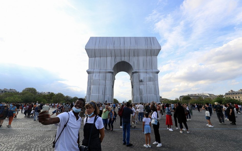 Łuk Triumfalny w Paryżu opakowany w hołdzie dla Christo