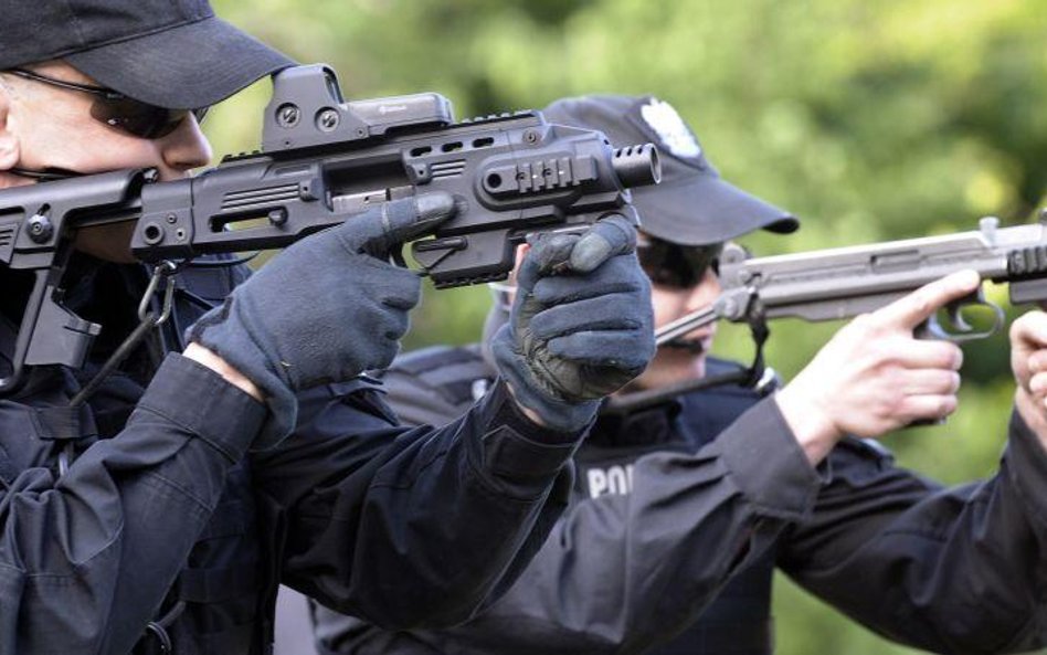 Tysiące kandydatów zgłasza się do policji, straży pożarnej i granicznej oraz wojska