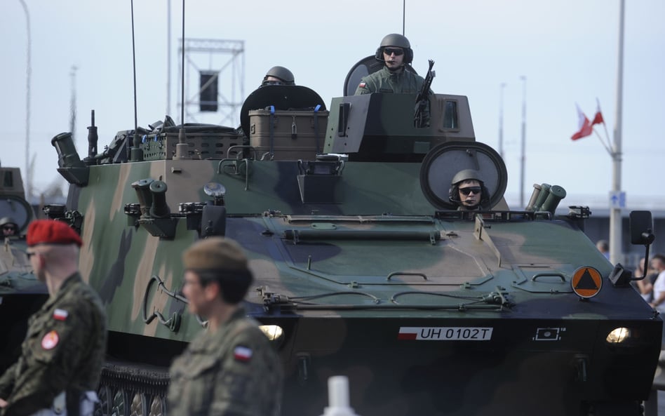 Wóz dowódczo-sztabowy na podwoziu gąsienicowym K9 z 14. Dywizjonu Artylerii Samobieżnej na defiladzi