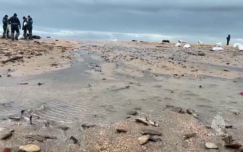 Zanieczyszczone mazutem plaże Krymu sprzątają głównie ochotnicy