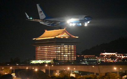 Samolot z Nancy Pelosi lądujący w Tajpej