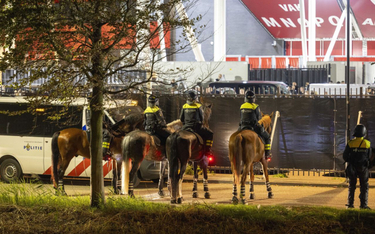 Policja przed stadionem w Alkmaar