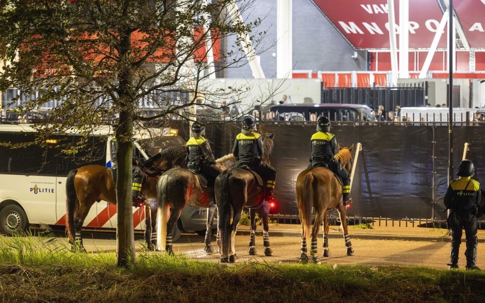 Policja przed stadionem w Alkmaar