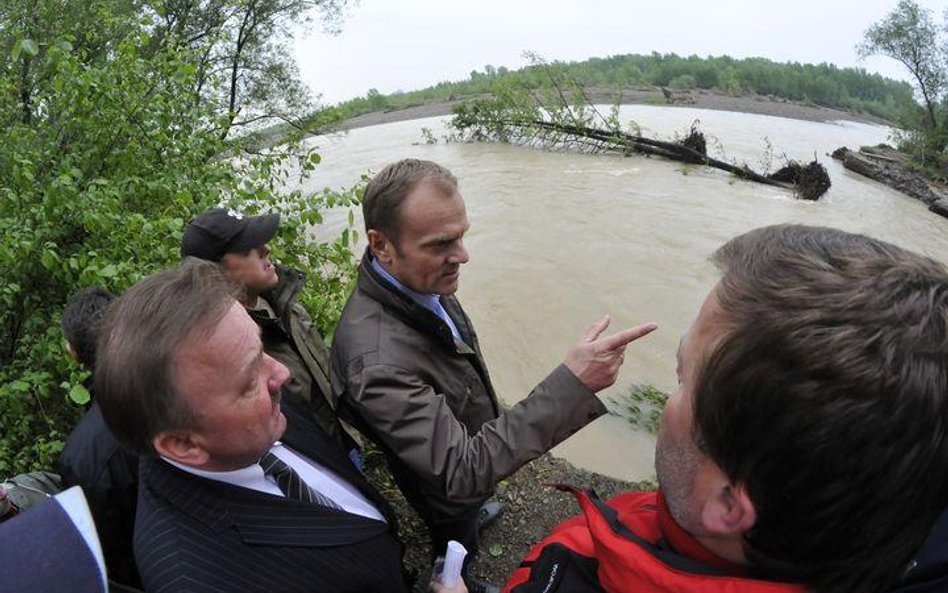 Premier Donald Tusk wizytuje tereny powodziowe