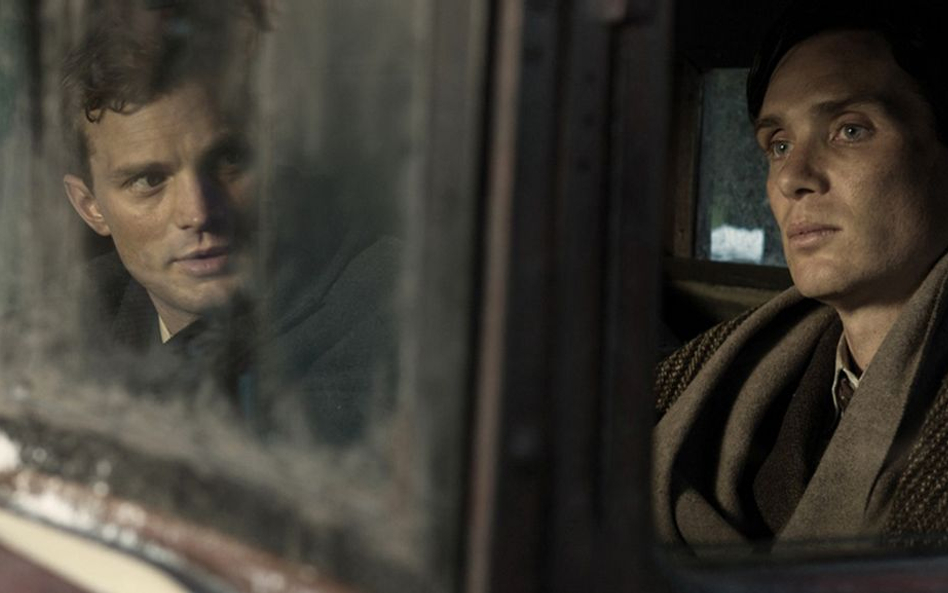 Kadr z filmu "Anthropoid", Jamie Dornan (z lewej) i Cillian Murphy