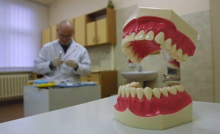 Inwestując, nieuczciwy dentysta wykorzystywał poufne informacje