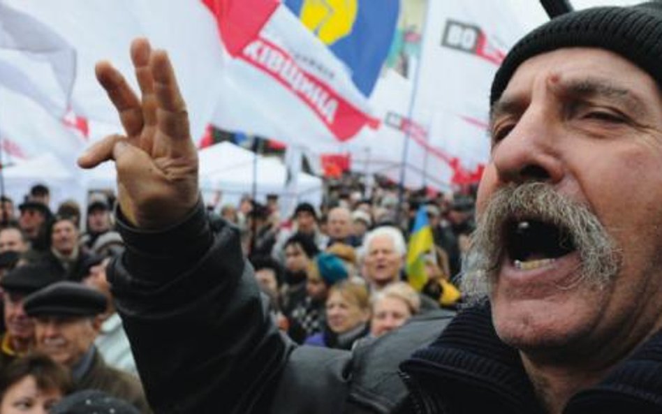 Zwolennicy ukraińskiej opozycji protestowali wczoraj przed gmachem Centralnej Komisji Wyborczej