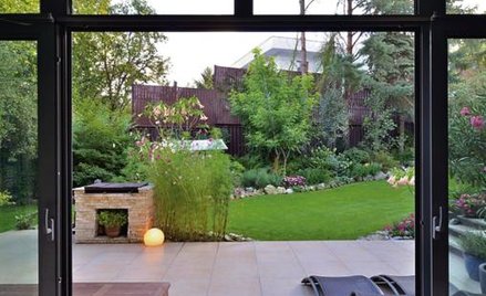 Tryptyk okienny: pokazany na krakowskiej wystawie widok z okna bloku, kamienicy i willi