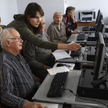 Seniorzy z Warszawy uczą się obsługi komputera i Internetu
