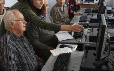 Seniorzy z Warszawy uczą się obsługi komputera i Internetu