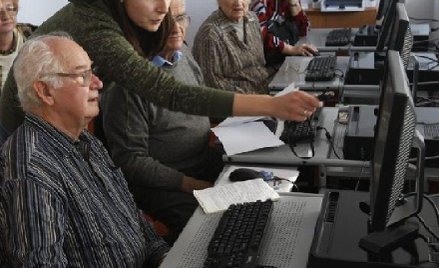 Seniorzy z Warszawy uczą się obsługi komputera i Internetu