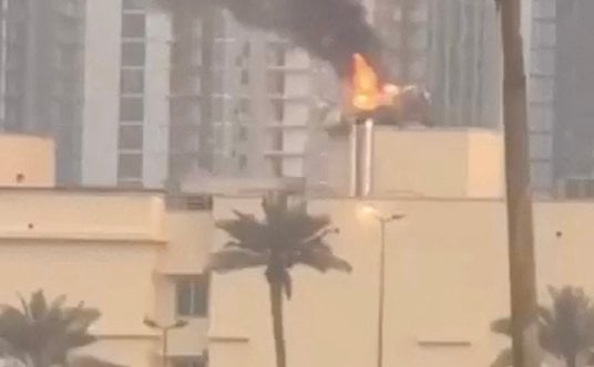 Dym unoszący się nad budynkiem ambasady Stanów Zjednoczonych w Bagdadzie.